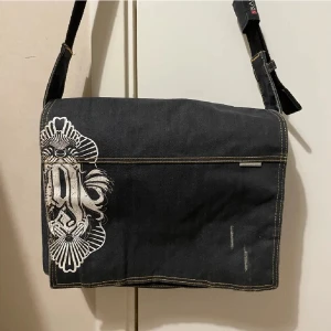 Skol Väska - Säljer denna asbra skolväska då den inte kommer till använding. Inga defekter! Finns ett dator fack, perfekt för skolan! 