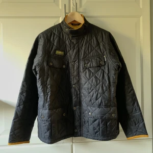 Barbour jacka - Jackan är i nyskick och har aldrig använts. Den är storlek XXL i barnstorlek så de passar som en vanlig  S eller XS i herrstorlek. Hör av dig om du har någon fråga🤙