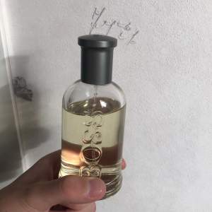 Säljer en Hugo Boss Bottle parfym då den inte kommer till användning. knappt använd. Luktar fräscht, 100ml 