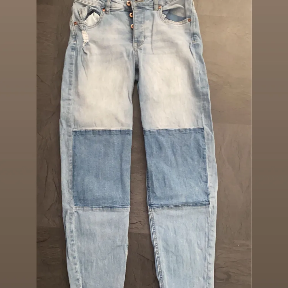 Säljer dessa blåa jeans från hm ❤️. Jeans & Byxor.