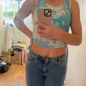 Tie dye tank top  - Super fin och enkel. Matchar super bra till blåa jeans och är så söt nu i slutet av sommaren💐💕💕