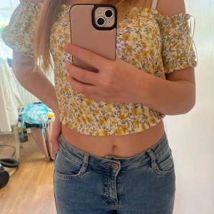 Off sholder flower top - Super fin somrig topp med blommor. Bekväm och off sholder.💕🪩