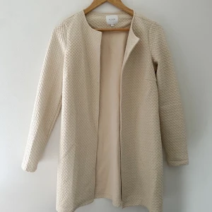 Kofta - Jättefin kofta från Vila. Sparsamt använd så i mycket fint skick. Är beige och i storlek xs.