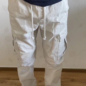 Cargo byxor - Har bara använt några gånger. Snyggt till allt.