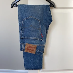 Levis jeans  - Säljer dessa herr Levis jeans i superfint skick! 