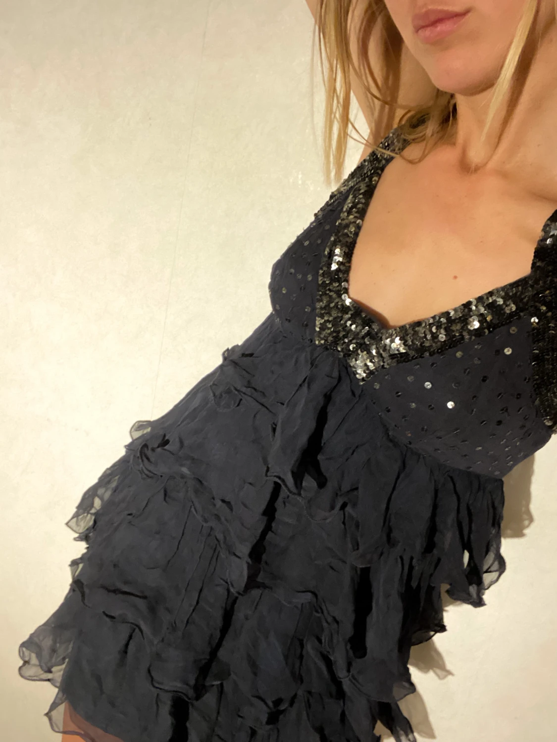 Svart klänning med volang och paljetter