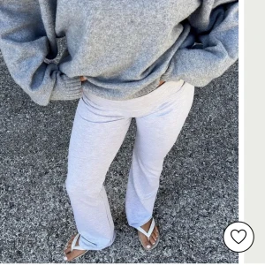 Yoga pants - Säljer mina yoga pants från nelly då dom var för stora för mig. Har aldrig använts och har inga defekter❤️