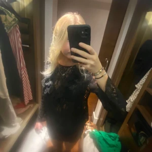 Zara Blus  - Säljer min jättefina blus från zara, nästan aldrig använd så i nyskick❤️ Skriv för mer bilder eller frågor❤️