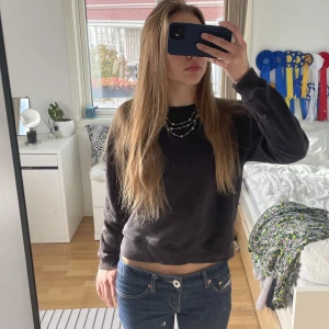Sweatshirt  - Najs sweatshirt som börjar bli för liten, grå svart brun i färgen typ kan försöka ta bättre bilder om så önskas🩷💞