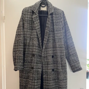 Höstkappa XS  - Kappa i medelvarmt material  Märke: Sparkz Copenhagen Storlek: XS/34 Grå/svart/vit rutig   Använd men fint skick! 