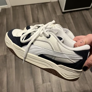 Puma Sneakers  - Dax o sälja mina puma skor då dem inte kom till så mycket användning som tänkt. Har använt de några gånger men är i fint skick, lite små smuts här o där men går att tvätta bort! Väldigt bekväma och är i storlek 40