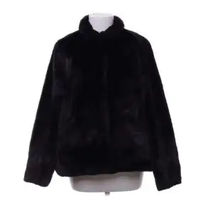 Säljer en mysig svart fluffig päls jacka i storlek M men passar även S 💓