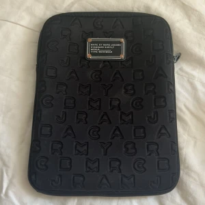 Fodral - Fodral som passar iPad eller annat ❤️från Marc Jacobs och i fint skick!