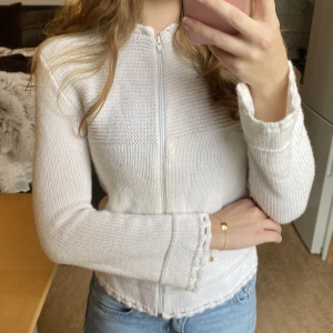 Stickad kofta - Vit stickad kofta med utsvängda ärmar. Fina detaljer🥰💕