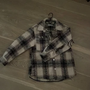 Kappa  - Säljer min jättefina kappa från zara för den är tyvärr för liten för mig🩷 Pris kan diskuteras 🌟💞