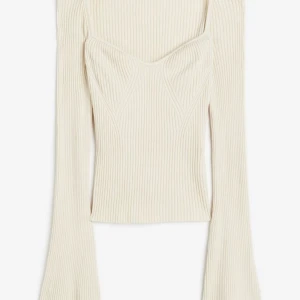 Tröja - Säljer denna ribbstickade tröjan med utsvängda ärmar. Jättegullig och endast använd en gång💖