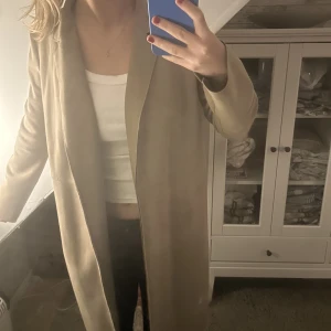 Brun beige kappa  - En lång brun/beige kappa från Zara. Nästan aldrig använd och o bra skick💕