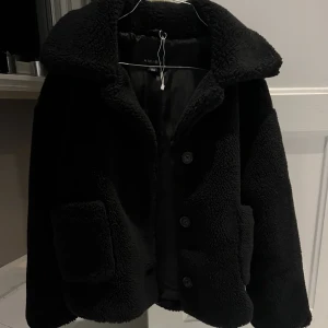 Svart teddyjacka - Svart trendig mysig teddyjacka från Amisu, bra skick, storlek 40