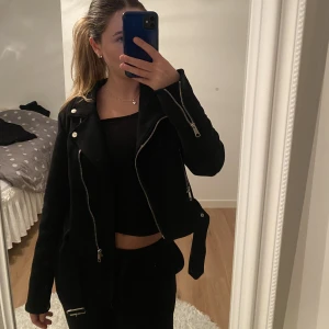 Mocka jacka - Säljer min jacka i mocka, ser precis ut som en skinjacka fast den är i mocka, superfin och sparsamt använd❤️