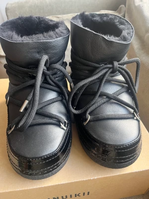 Inuikki  - Nya inuikki i svart stl 37. Köpt på Jackie för 3400:- förra året och kom ej aldrig till användning . Box tillkommer. 