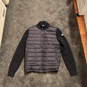 Moncler Cardigan 1:1 aldrig använd då den var för liten. Passar M/L. Skriv om ni vill ha fler bilder eller undrar nåt.