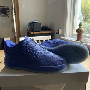 Nike x Serena Williams Air Force 1 LXX - Säljer dessa sjukt häftiga Serena Williams AF1  Aldrig använda! Dessa är mycket svåra att få tag på FRAMFÖRALLT i denna storlek. Skriv vid intresse!