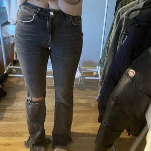 Superfina jeans ifrån Gina tricot!💛har ett par liknande & dessa kommer inte längre till användning, storlek 36!! Skriv för mer bilder och frågor🫶🏻