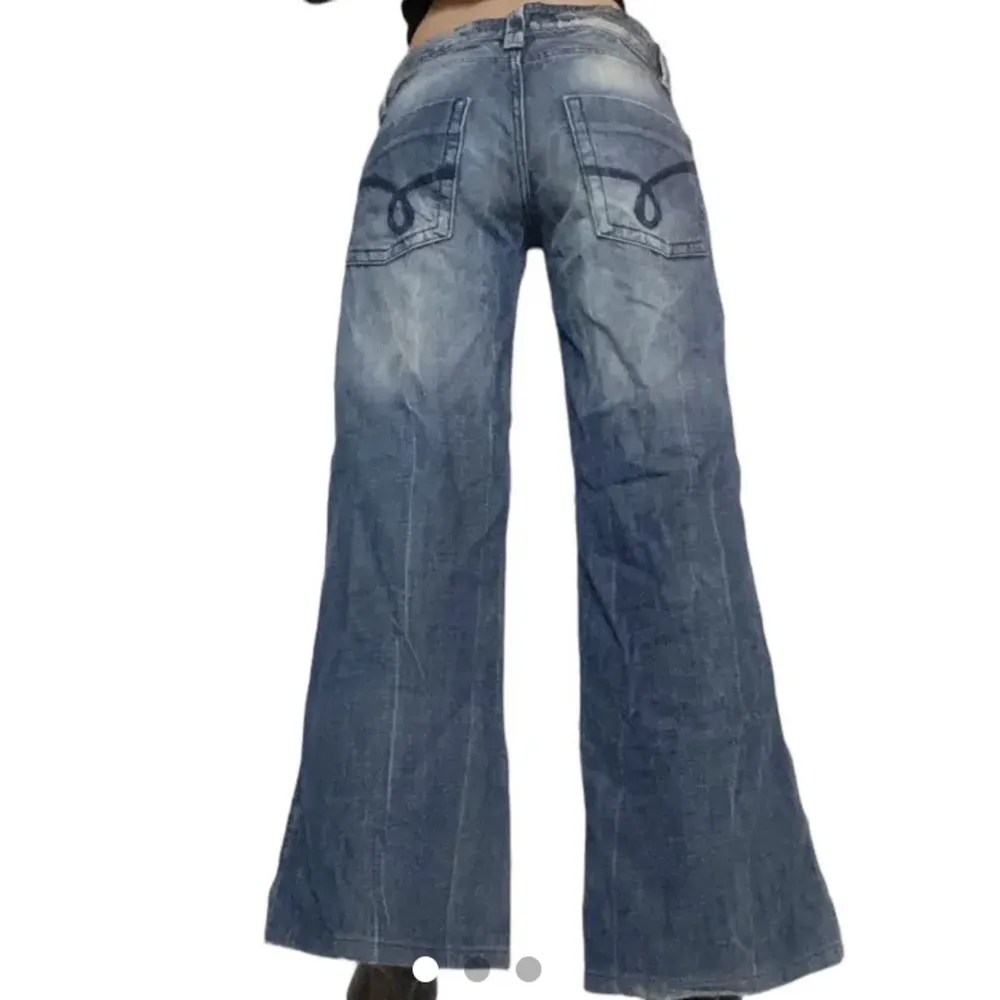 Supersnygga lågmidjade jeans. Passar någon som är mellan 158-165 cm! . Jeans & Byxor.