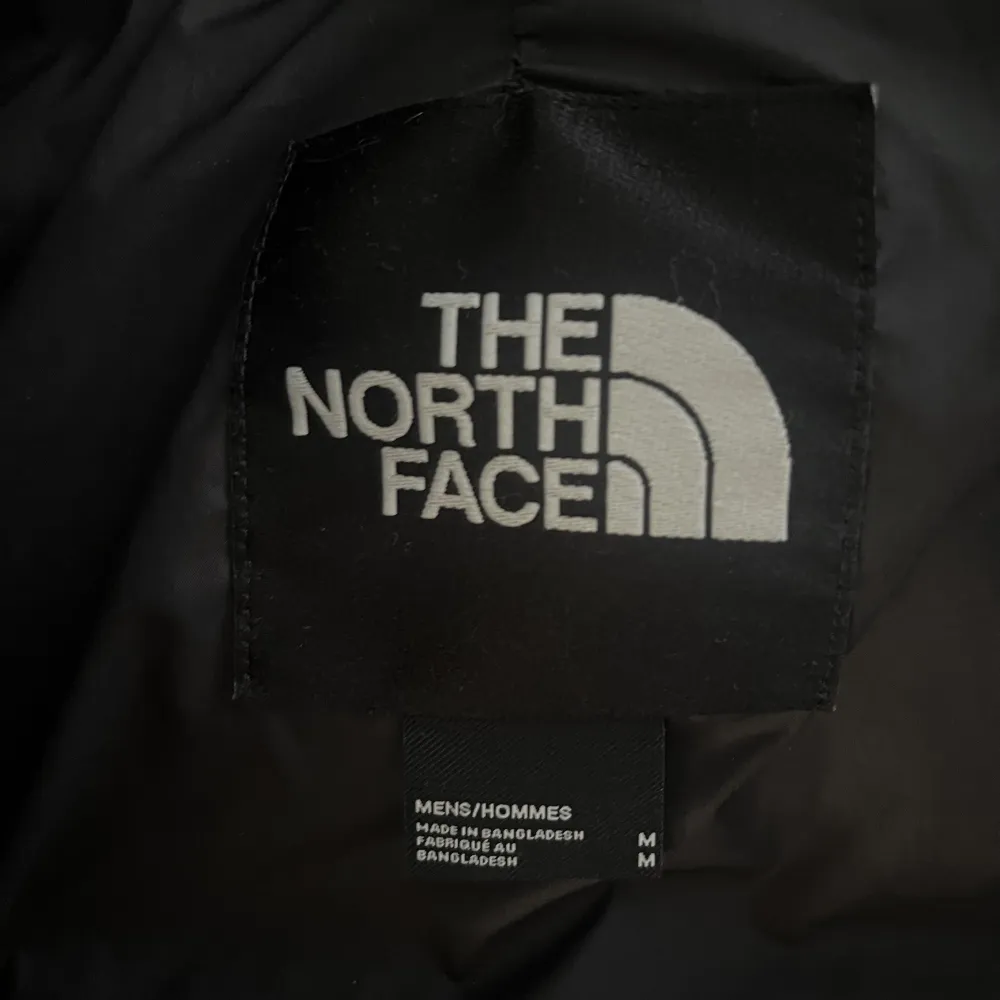 Säljer nu min North face jacka eftersom att jag inte använder den längre. Jätte bra skick, perfekt t vintern . Jackor.