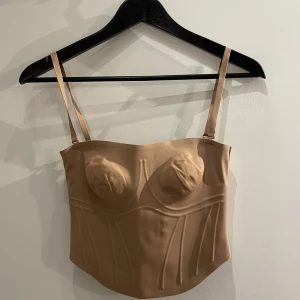 SKIMS KORSETT - Säljer denna korsett från SKIMS som ja gick i present men tyvärr vart de lite litet..  den är endast testad. Finns även ett inlägg om shapewear!  Nypris på korsett 1200
