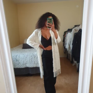 Cardigan - Vävd kofta med fransar, sparsamt använd.