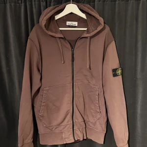 Stone Island Zip Hoodie  - Stone island hoodie i bra skick 8/10, storlek XL men passar mer som en L, tecken på användning kan man se på muddarna. Kvitto finns, inköpt på Stone island.
