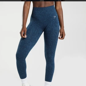 Gymshark tights - Säljer dessa gymshark tightsen då de inte kommer till användning. Sömnen i rumpan har går sönder lite så det finns ett litet hål men inget som syns jättemycket. De är inte använda mycket. Nypris 599kr.