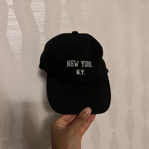 Svart keps  - Svart keps från h&m Aldrig använd  Passar främst barn