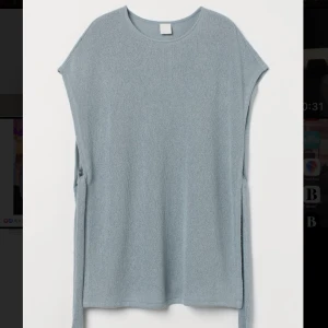 Väst - Stickad väst i jättefin blå färg. 