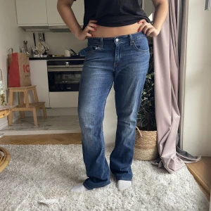 Lågmidjade jeans - Skit snygga lågmidjade jeans från levi’s, säljer då de e lite för stora för mig💞