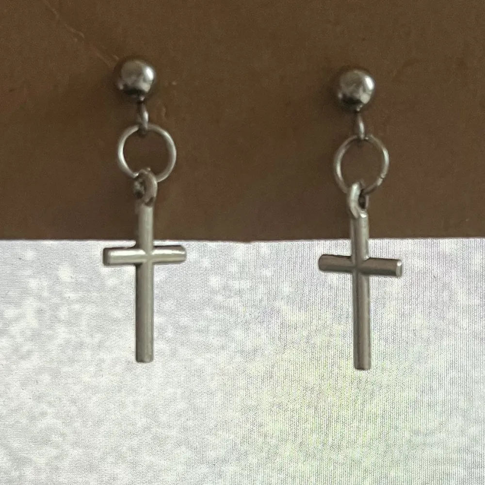 Säljer nu dessa handgjorda örhängen med kors på! Om du vill köpa är det bara att klicka på ”köp nu” direkt!❣️👌🏻⭐️ 10 par inne, varje gång köp sker publiceras annonsen om igen👌🏻. Accessoarer.