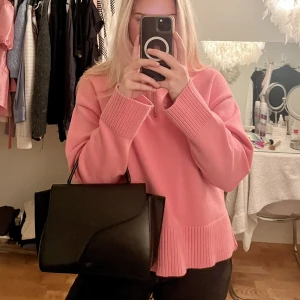 Rosa half zip - En jättehärlig rosa tröja med half zip. Passar perfekt till hösten som både snygg och varm. Knappt använd. 