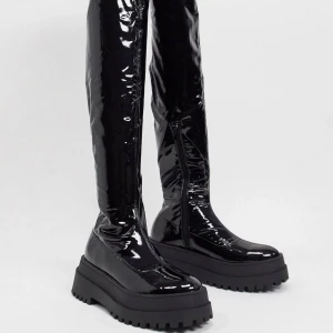 stövlar  - svarta lårhöga stövlar i vinyl  Storlek 39 (helt nya, bara testade) 