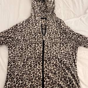 Säljer min leopard mönstrade zip hoodie. Inga defekter alls, förutom att jag klippt bort lappen för den kliade så vet inte strl. Men jag har oftast S/M på mina Hoodies och denna passar mig. 