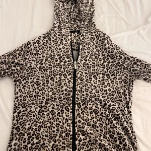 Gina tricot tröja - Säljer min leopard mönstrade zip hoodie. Inga defekter alls, förutom att jag klippt bort lappen för den kliade så vet inte strl. Men jag har oftast S/M på mina Hoodies och denna passar mig. 