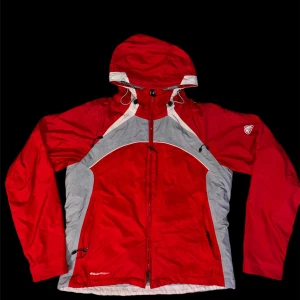 Vintage Nike ACG - En makalöst fet Vintage jacka från  Nike ACG. Har Dubbla dragkedjor, en vanlig och en indre.  Innerficka och bröstficka samt ett litet hål bröstfickan för hörlurssladden.  9/10. Liten bit utav yttre dragkedjan är sönder men påverkar inte funktionaliteten.