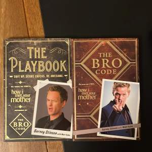 the play book och the bro code från den how i met your mother även kallad den bästa serien någonsin. Helt nya  170kr styck 300kr för båda