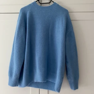 Blå stickad tröja - Tröjan är i bra skick från Zaras kollektion i vintras. Den sticks inte