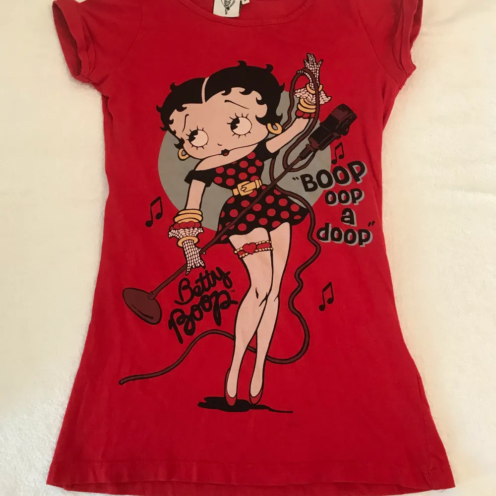 Vintage Betty Boop graphic t-shirt 🤩 Passar storlek xs/s. Tyget är bomull utan stretch. I bra vintage skick ❤️Längd 60 cm, bredd från underarmar 40 & midja 35 cm rakt över. T-shirts.