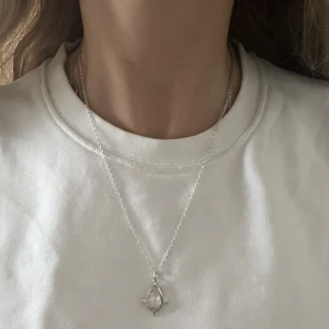 Maria Nilsdotter halsband - Säljer ett nästintill oanvänt halsband från Maria Nilsdotter då det tyvärr inte kommer till användning. Prutning ok