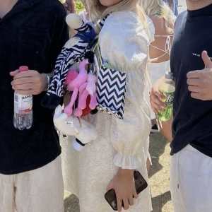 Unik studentklänning  - Öppen i ryggen med korsett snörning. Kunde inte haft en bekvämare studentklänning. Skriv för fler bilder