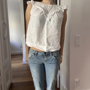 Zara tröja  - Säljer den här snygga tröjan som har lite detaljer på sig!⭐️⭐️⭐️