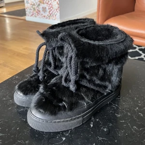 Inuikii skor - Ursnygga Inuikii sneakers med päls och kilklack💗 Storlek 40 men passar även 39. Superfint skick, nypris ca 4000.