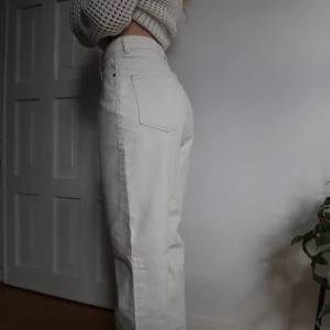 Kräm vita weekday jeans - Kräm vita weekday jeans i perfekt skick! Modellen Rowe, raka i benen och högmidjade! (Modellen på bilden är 172cm) Säljer då jag ej kan ha dom längre 🥂